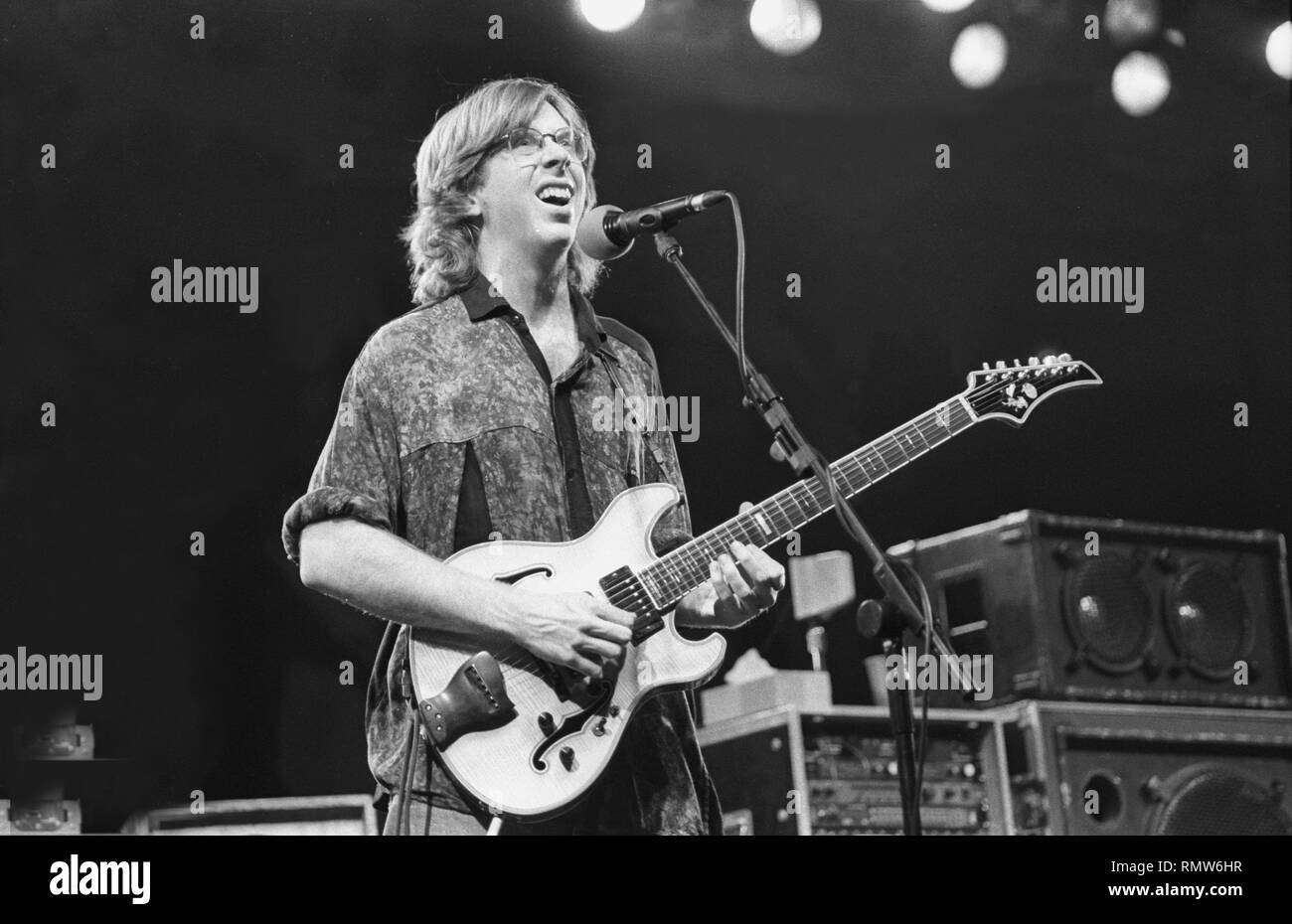 Guitariste, chanteur et compositeur Calogero est montré sur scène pendant  un concert 'live' apparence avec phish Photo Stock - Alamy