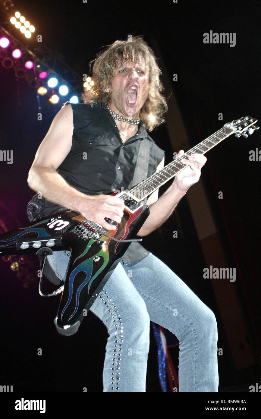 Le guitariste CC Deville, né Anthony Bruce Johannesson, du groupe de Glam metal Poison est montré sur scène pendant un concert en direct de l'apparence. Banque D'Images