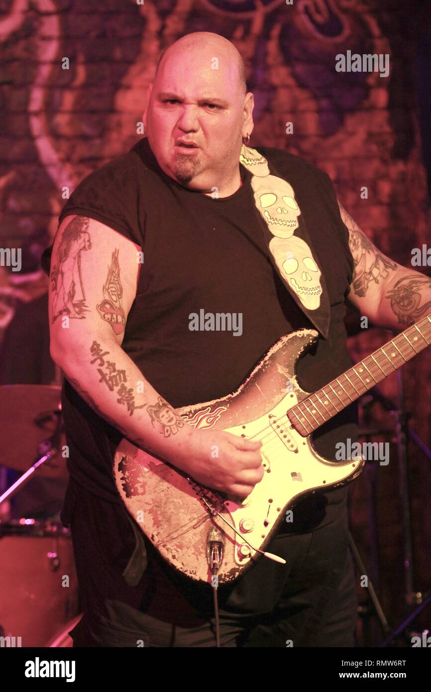 Chanteur, auteur-compositeur et guitariste de blues Popa Chubby (Ted Horowitz) est montré sur scène pendant un concert en direct de l'apparence. Banque D'Images