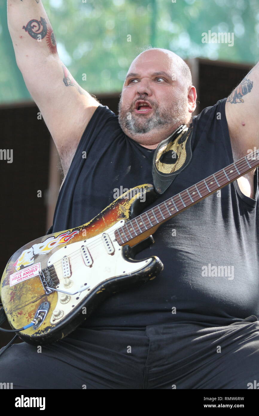 Chanteur, auteur-compositeur et guitariste de blues Popa Chubby (Ted Horowitz) est montré sur scène pendant un concert en direct de l'apparence. Banque D'Images