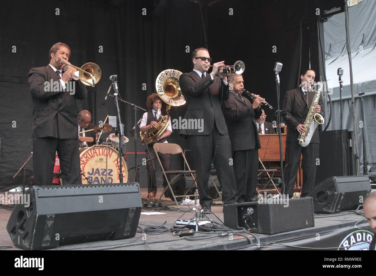 Les musiciens de la Preservation Hall Jazz Band sont présentés sur scène pendant un concert en direct de l'apparence. Banque D'Images