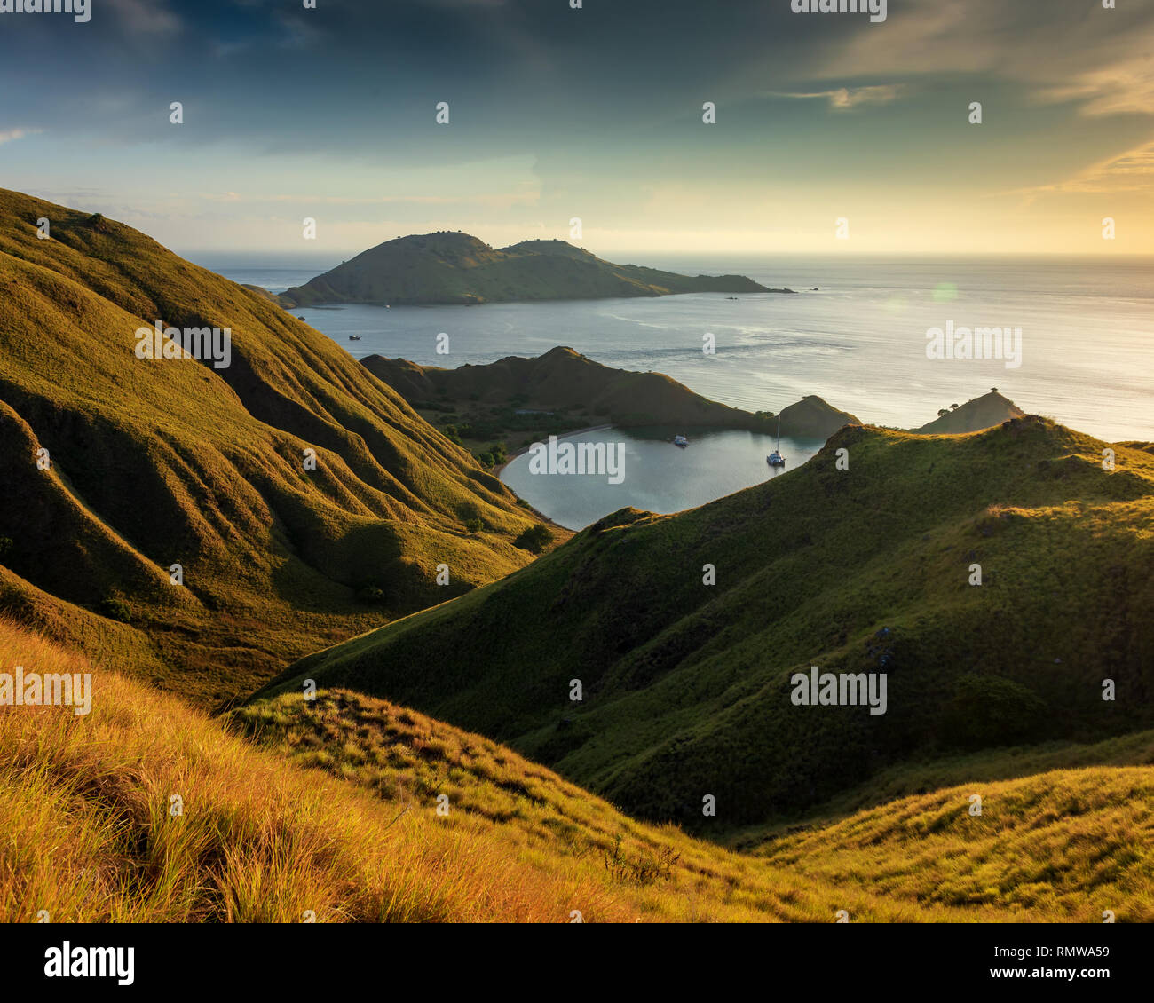 Beau lever de Gili Lawa Darat Banque D'Images