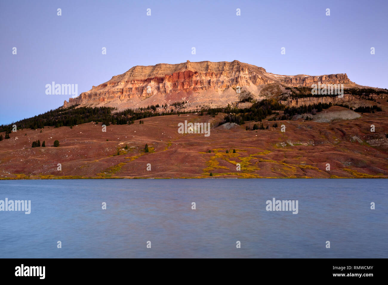 WY03777-00...WYOMING - Beatooth Butte brillants dans l'aube lumière au-dessus du lac Beartooth dans la forêt nationale de Shoshone. Banque D'Images