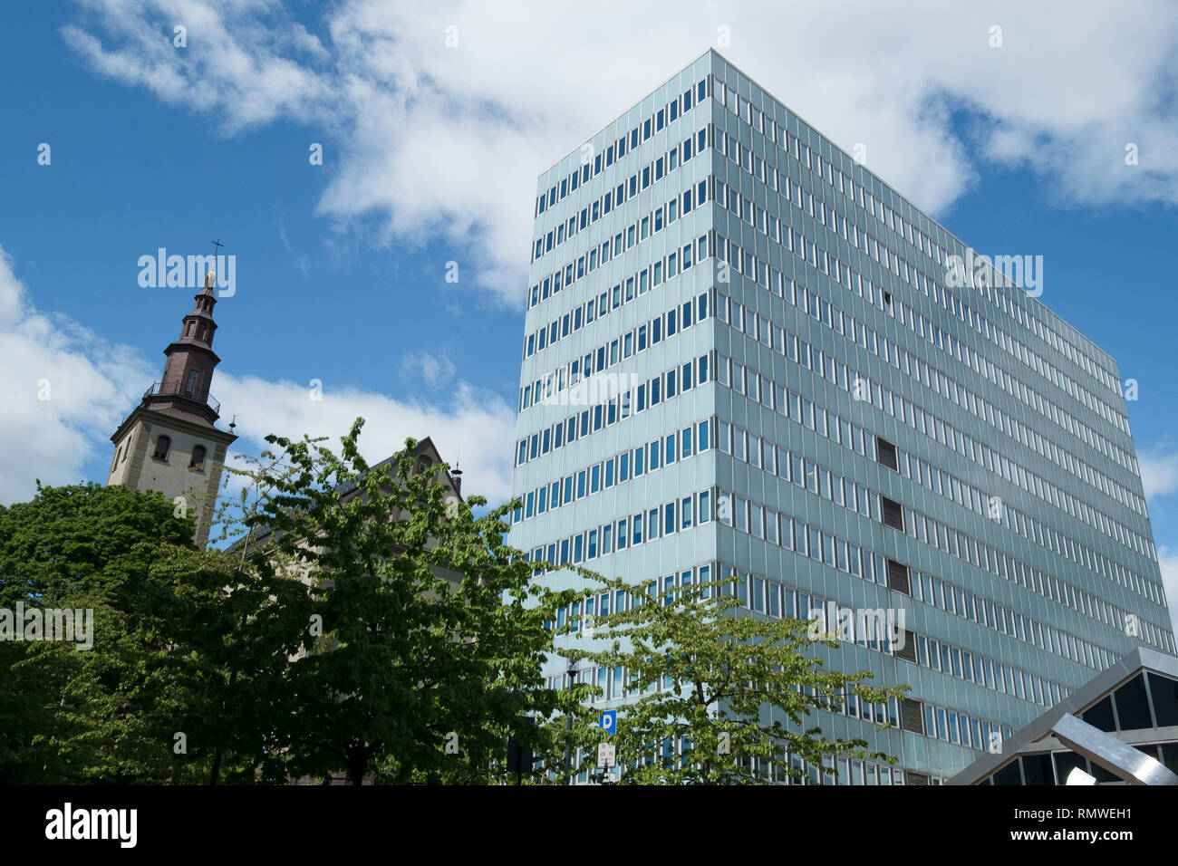 Une vieille église et un nouvel immeuble de bureaux mettent en évidence la variété d'architecture mix à Oslo, Norvège. Banque D'Images