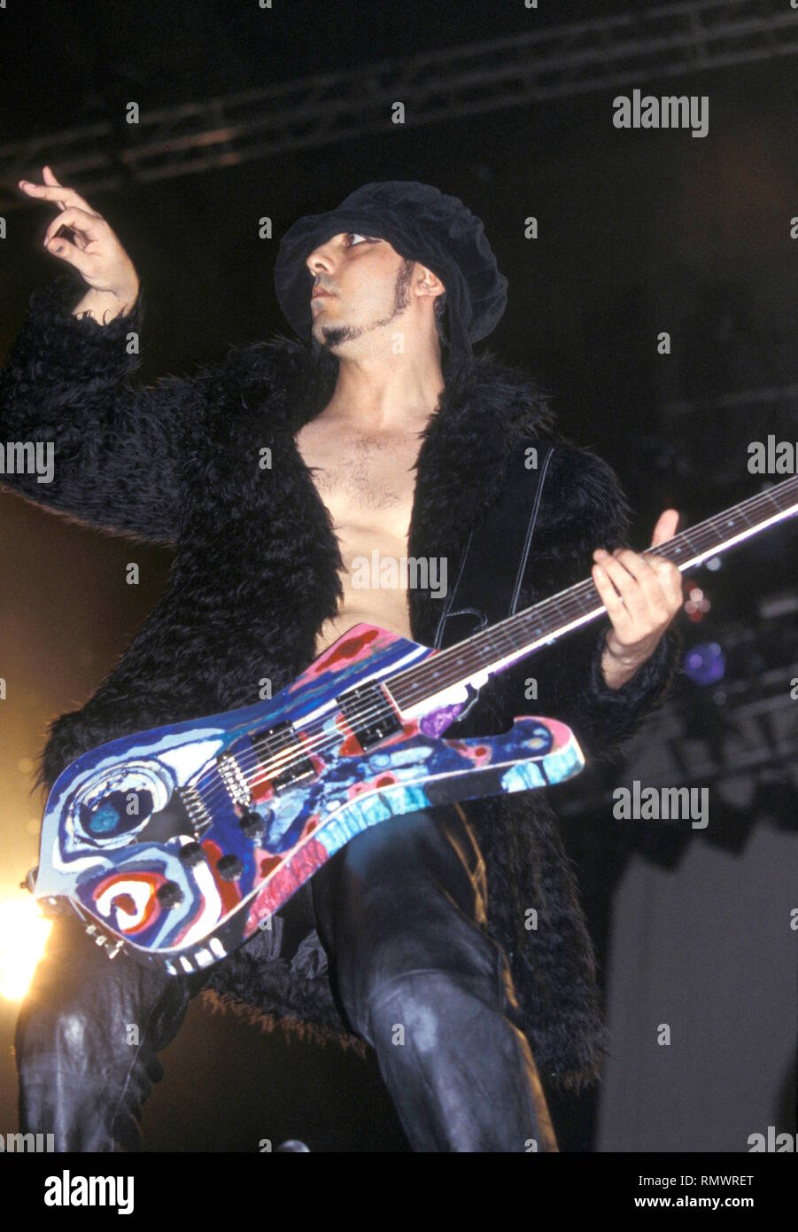 Guitariste, chanteur et auteur-compositeur Daron Malakian du groupe System  of a down est montré sur scène pendant les concerts 'live' apparence Photo  Stock - Alamy