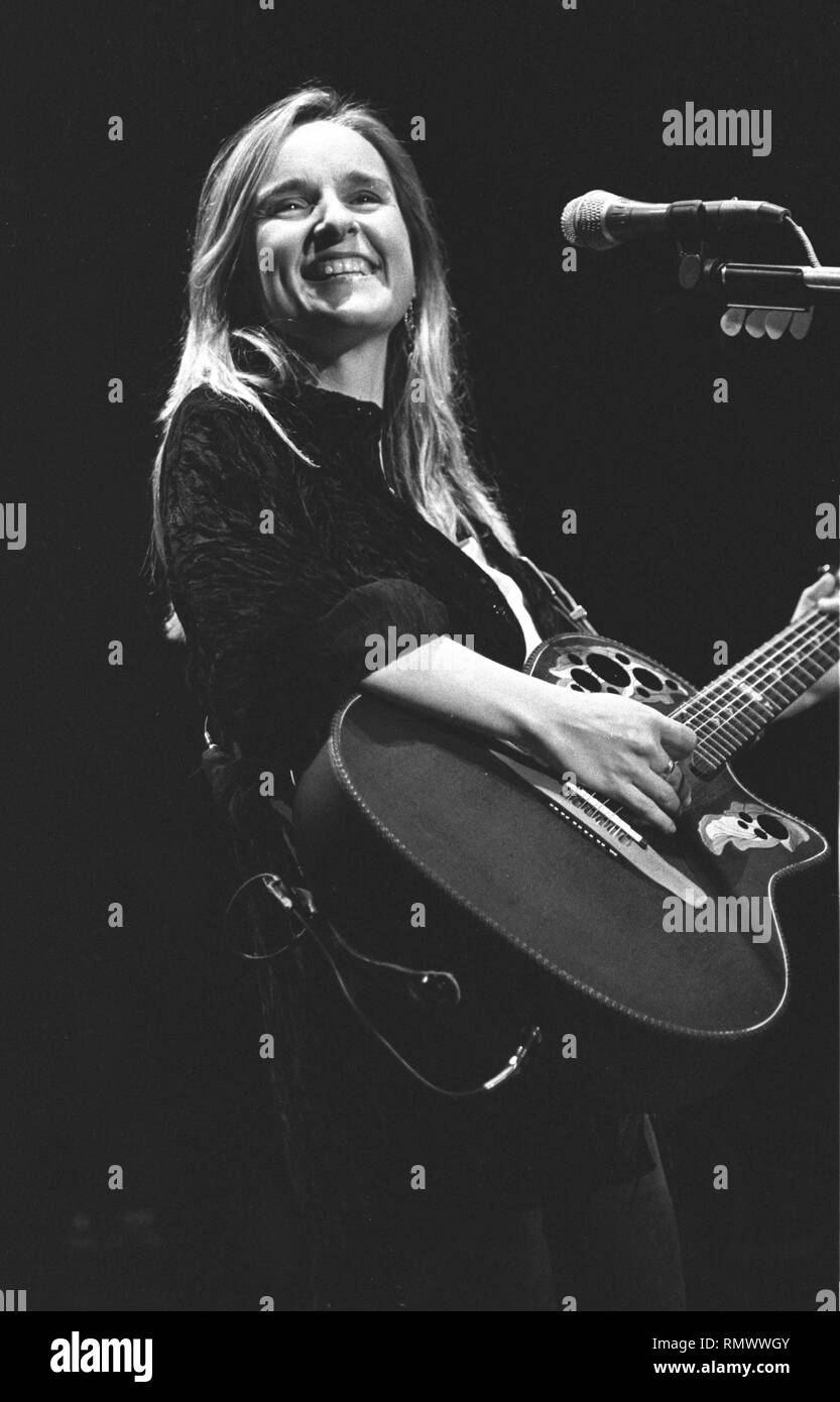 Musicien Melissa Etheridge est montré sur scène pendant un concert en direct de l'apparence. Banque D'Images