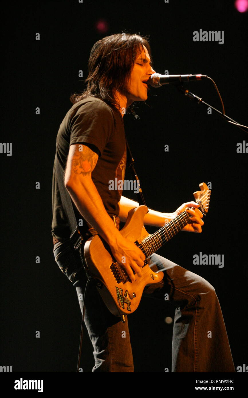 Guitariste Nuno Bettencourt est montré sur scène pendant un concert 'live'. Banque D'Images
