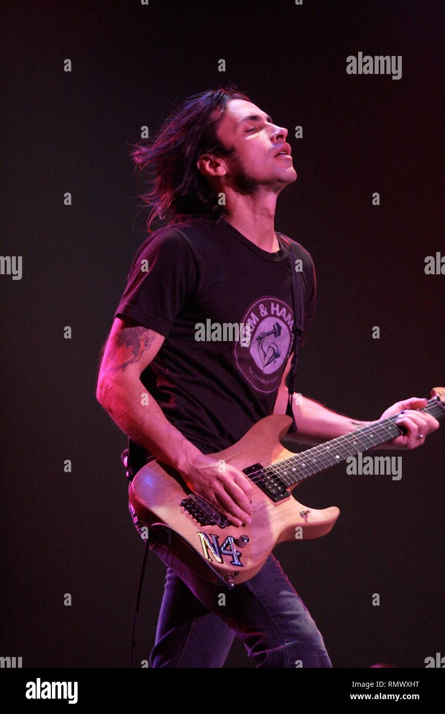 Guitariste Nuno Bettencourt est montré sur scène pendant un concert 'live'. Banque D'Images