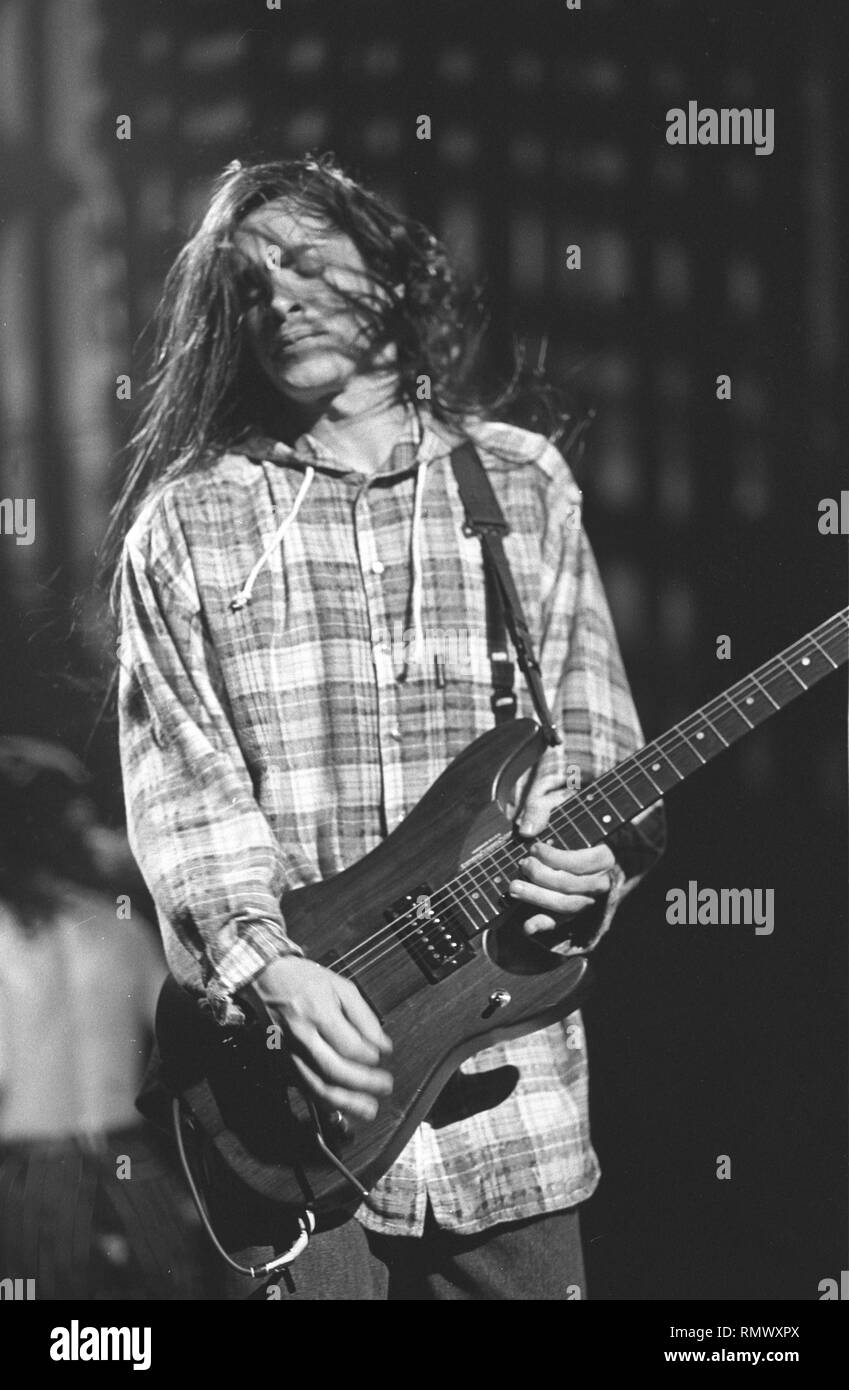 Guitariste Nuno Bettencourt extrême est illustré sur scène pendant un  concert en direct de l'apparence Photo Stock - Alamy