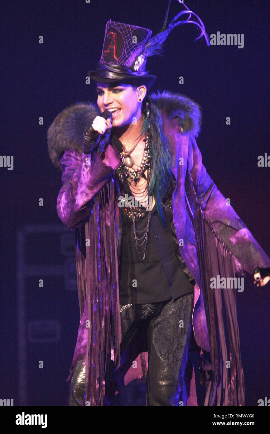 Chanteur, auteur-compositeur et acteur Adam Lambert est montré sur scène pendant un concert en direct de l'apparence. Banque D'Images