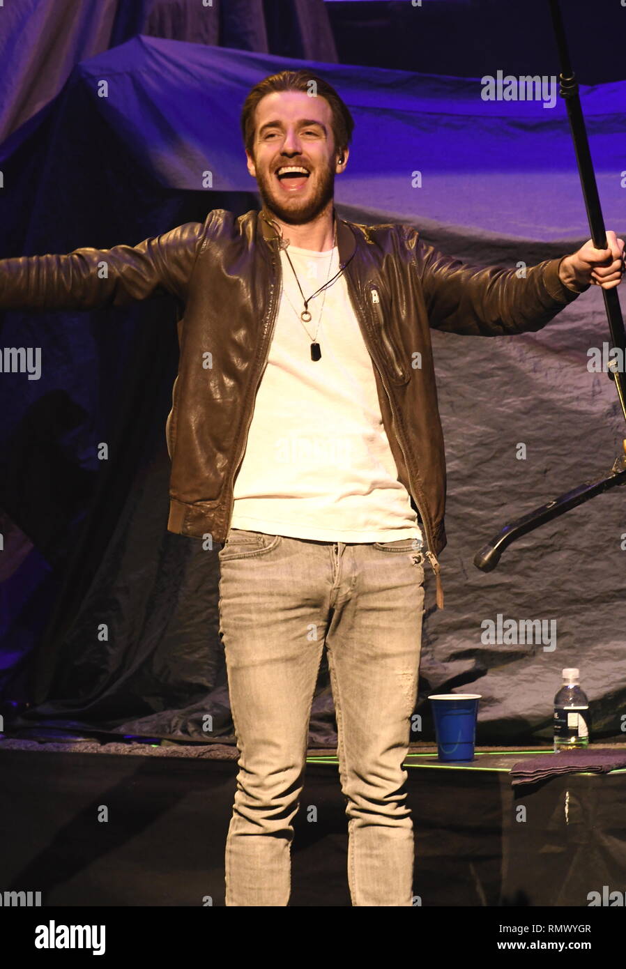 Singer Brandon Lancaster est montré sur scène pendant un concert 'live' apparence avec Lanco. Banque D'Images