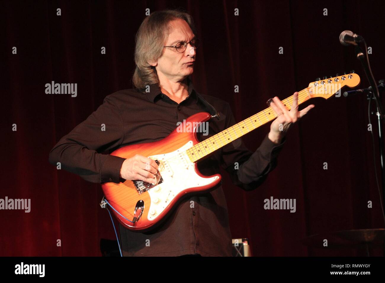 Chanteur, auteur-compositeur et guitariste slide Sonny Landreth est montré sur scène pendant un concert en direct de l'apparence. Banque D'Images