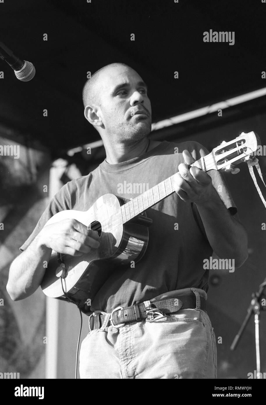Guitariste, chanteur et compositeur Nil Lara est montré sur scène pendant un concert en direct de l'apparence. Banque D'Images