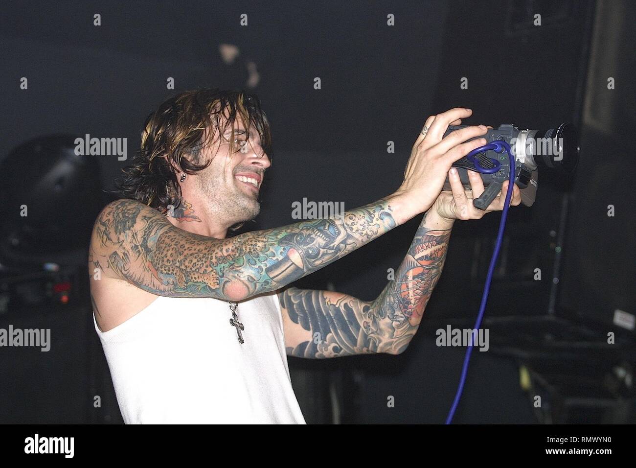 Musicien Tommy Lee, membre fondateur et batteur du groupe de heavy metal  Mötley Crüe, est montré sur scène lors d'un concert avec son projet solo  Photo Stock - Alamy