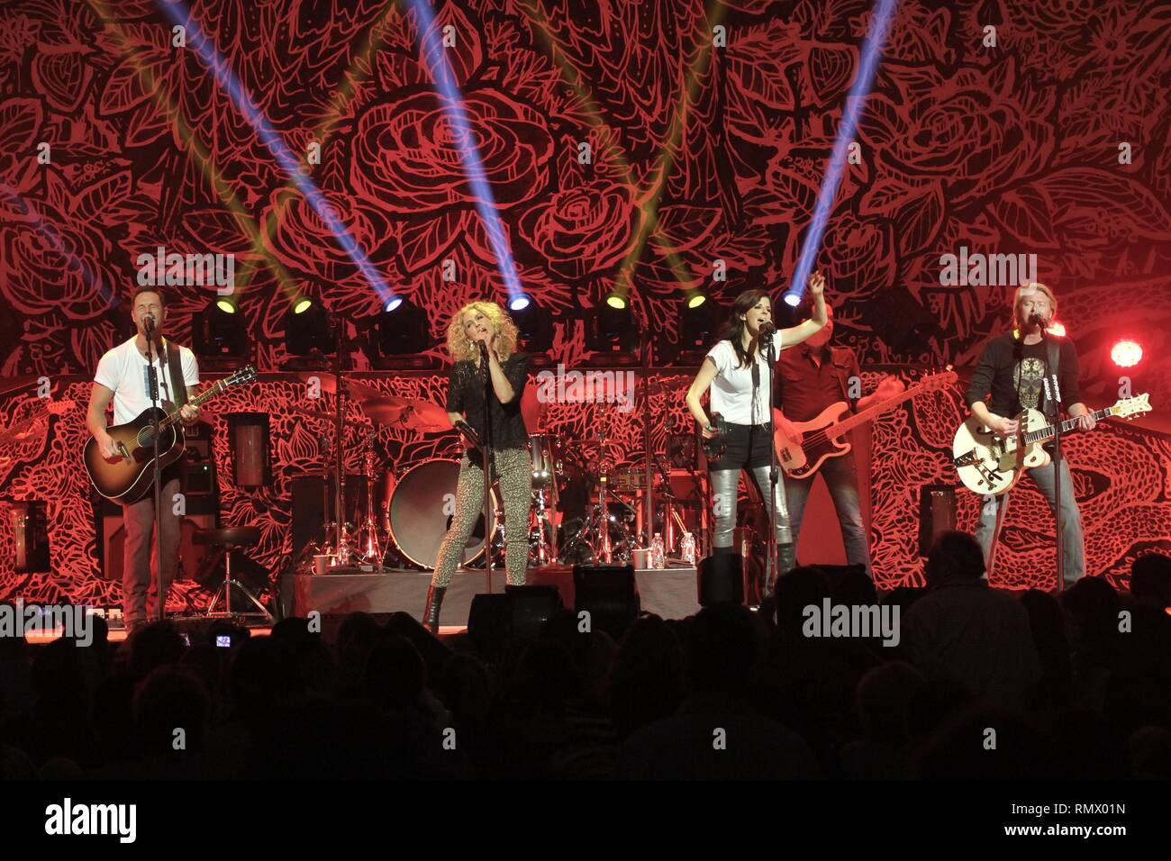 Little Big Town Jimi Westbrook, Kimberly membres Schlapman, Karen Fairchild et Phillip Sweet, sont présentés sur scène pendant un concert en direct de l'apparence. Banque D'Images