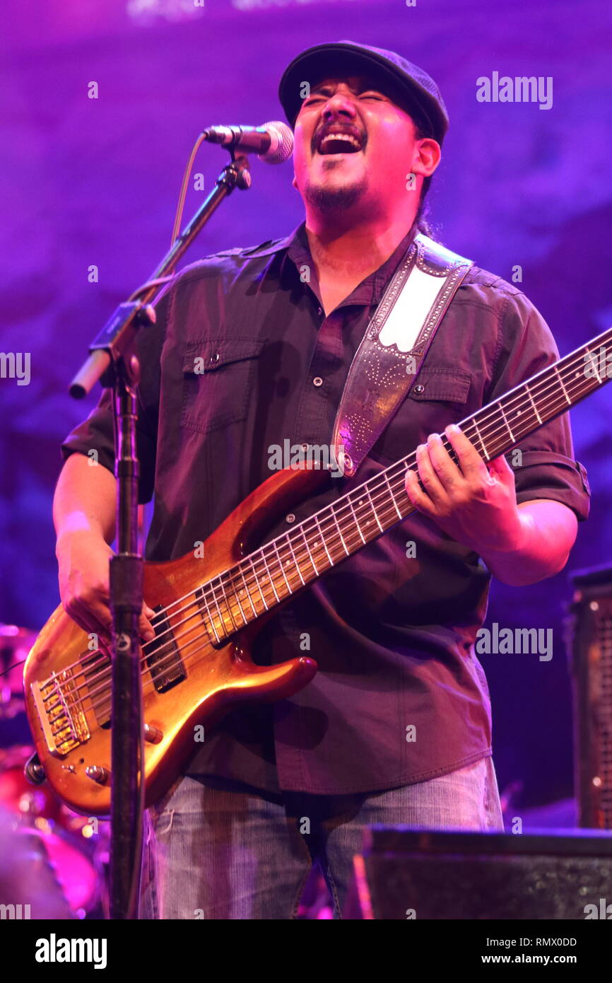 Le bassiste Jojo Garza est montré sur scène pendant un concert 'live' apparence avec les Los Lonely Boys. Banque D'Images