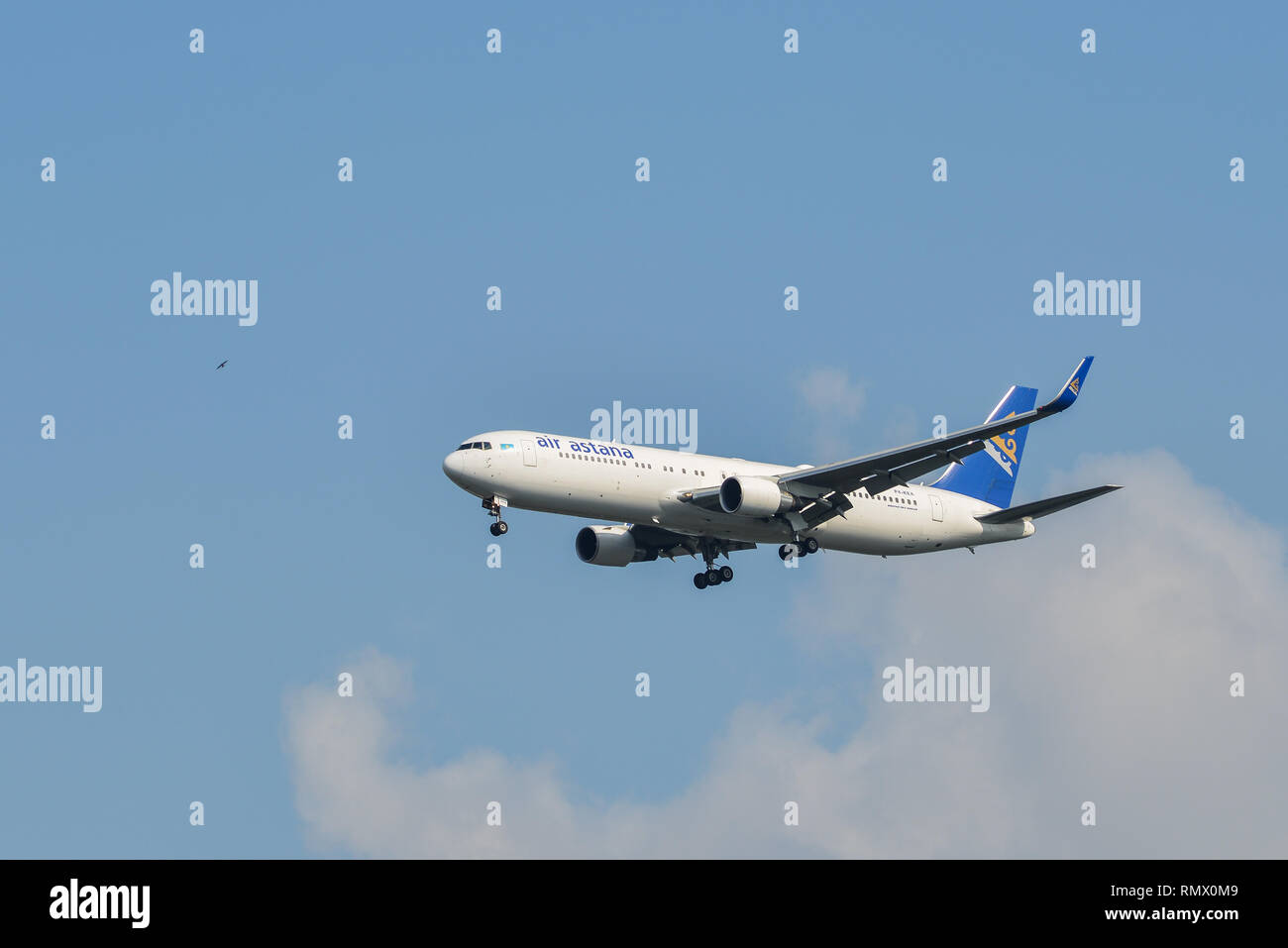 Bangkok, Thaïlande - Apr 21, 2018. Un Boeing 767-300ER d'Air Astana l'atterrissage de l'avion à l'aéroport Suvarnabhumi de Bangkok (BKK) Banque D'Images