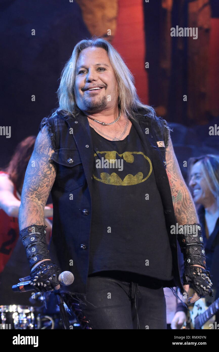 Singer Vince Neil est montré sur scène pendant un concert 'live' avec l'apparence Vince Neil Band. Banque D'Images