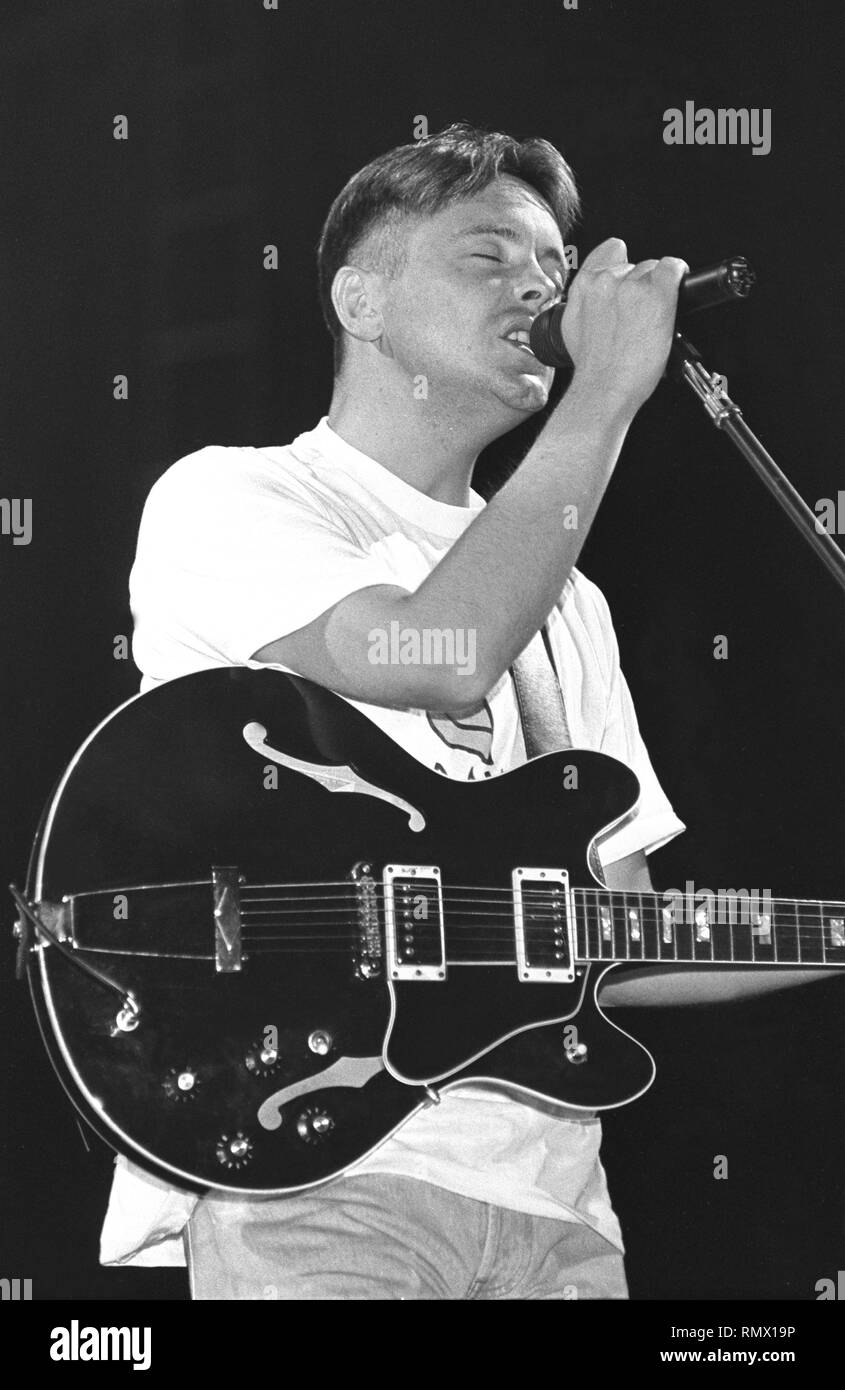 Chanteur, auteur-compositeur et guitariste Bernard Sumner est montré sur scène pendant un concert 'live' apparence avec New Order. Banque D'Images