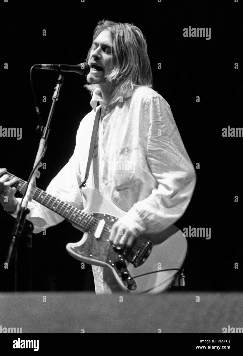 Le chanteur et guitariste Kurt Cobain du groupe de rock Nirvana est montré  sur scène pendant un concert en direct de l'apparence Photo Stock - Alamy