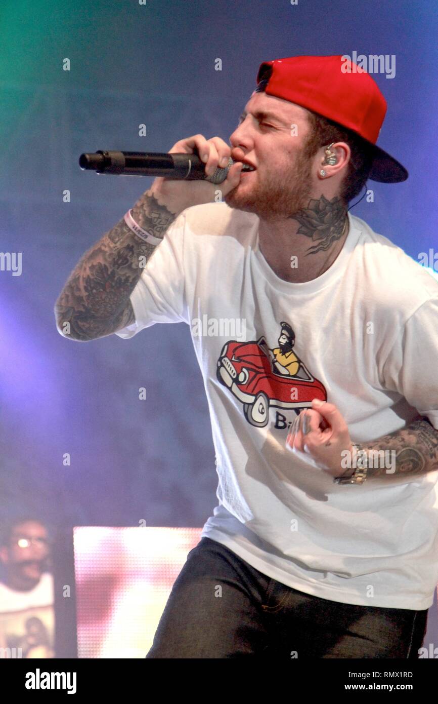 Mac Miller rappeur est montr sur sc ne pendant un concert en