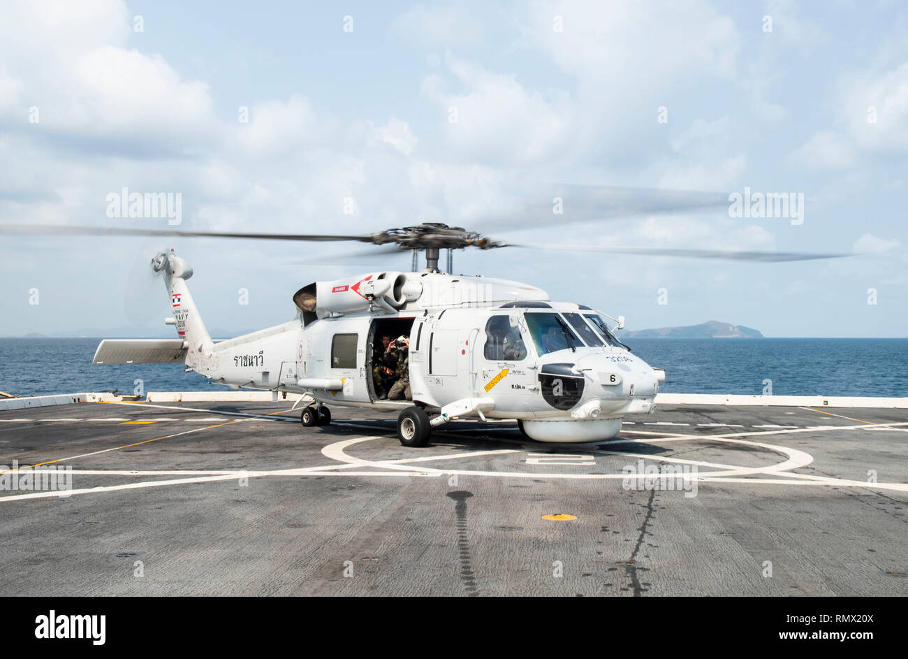 190214-N-DX072-1817 GOLFE DE THAÏLANDE (fév. 14, 2019) - Un hélicoptère S-70B Seahawk affecté à la Royal Thai Navy landing platform dock ship HTMS Angthong (LPD 791) terrains dans le poste de pilotage de la station de transport amphibie USS Green Bay (LPD 20) pendant les opérations de vol de pont croix. Green Bay, partie de la Guêpe groupe amphibie, à 31e Marine Expeditionary Unit (MEU), est en Thaïlande pour participer à l'exercice Gold Cobra 2019. Gold Cobra est un exercice multinational co-parrainé par la Thaïlande et les États-Unis qui est conçu pour promouvoir la sécurité régionale et efficace re Banque D'Images