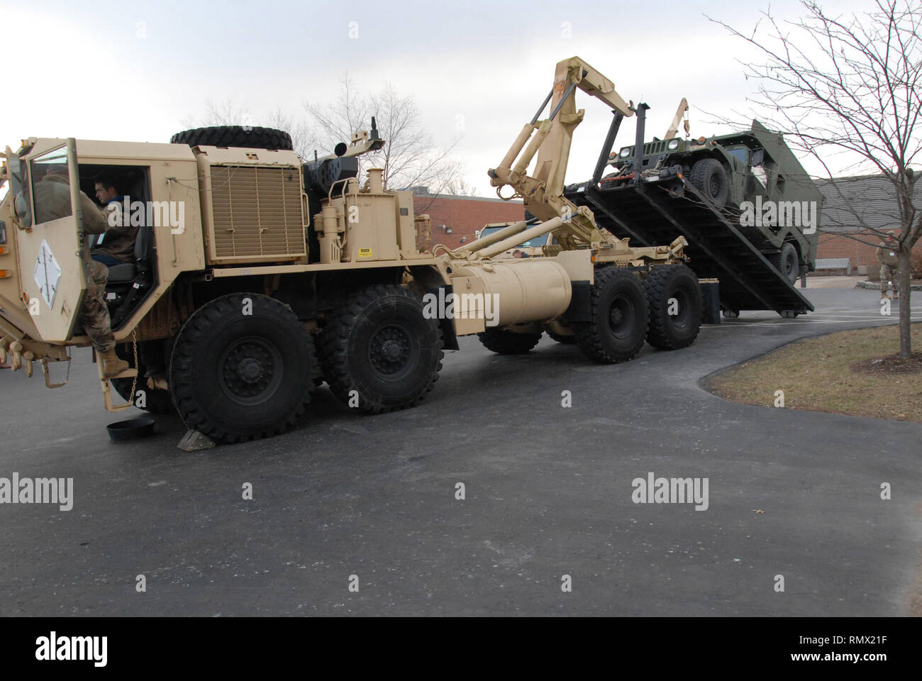 Garde Nationale de l'Indiana, le s.. Jarod Toomey montre une recrue potentielle la bonne technique de levage dans un Humvee. Plusieurs unités se sont réunis au Centre de la carrière de neuf Centre, vendredi, le 15 février 2019, pour rencontrer les étudiants et démontrer ce que la Garde nationale a à offrir dans chacun de leurs champs professionnels respectifs. Banque D'Images