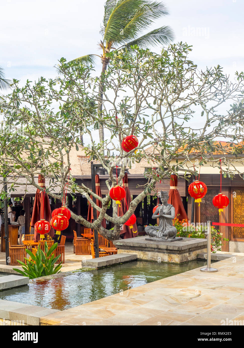 Lanternes rouges chinois sur une piscine à Ayana Resort and Spa Bali Jimbaran Indonésie. Banque D'Images