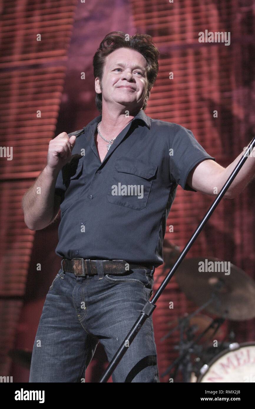 Chanteur, auteur-compositeur et guitariste américain John Mellencamp est montré sur scène pendant un concert 'live' à l'aide d'apparence ferme 2008. Banque D'Images