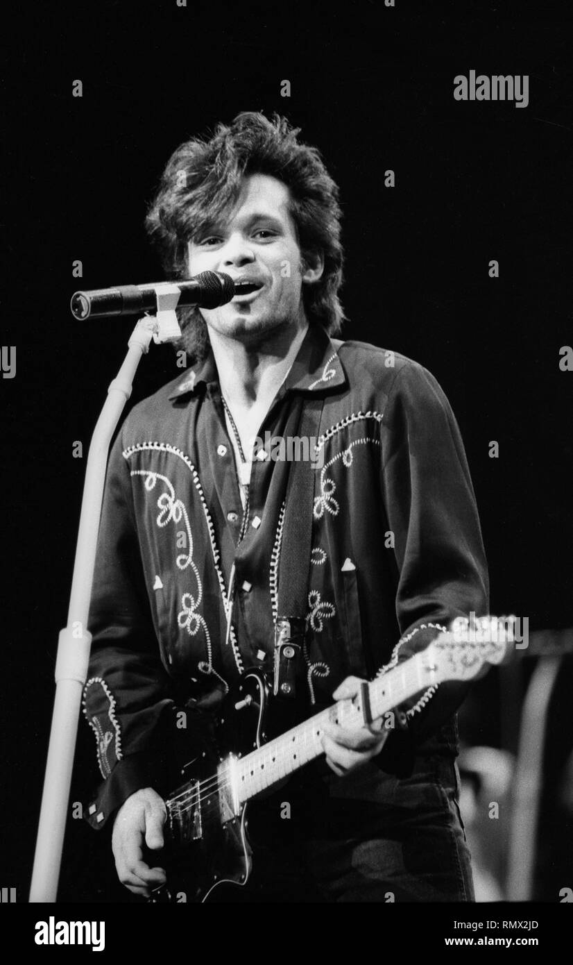 Chanteur, auteur-compositeur et guitariste américain John Mellencamp est montré sur scène pendant un concert en direct de l'apparence. Banque D'Images