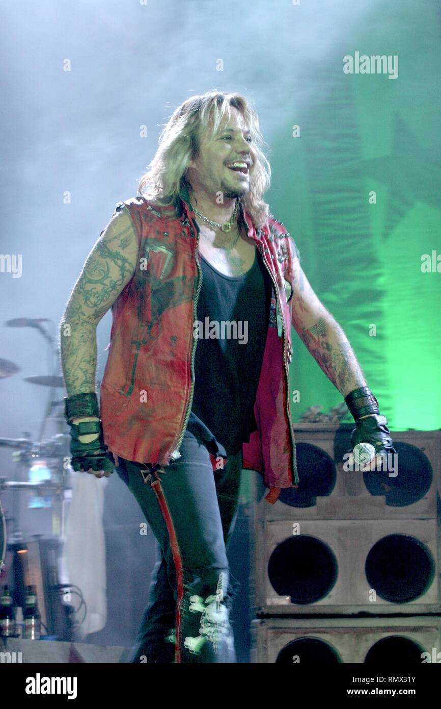 Chanteur et leader de Vince Neil le groupe de heavy metal Motley Crue est montré sur scène pendant un concert en direct de l'apparence. Banque D'Images