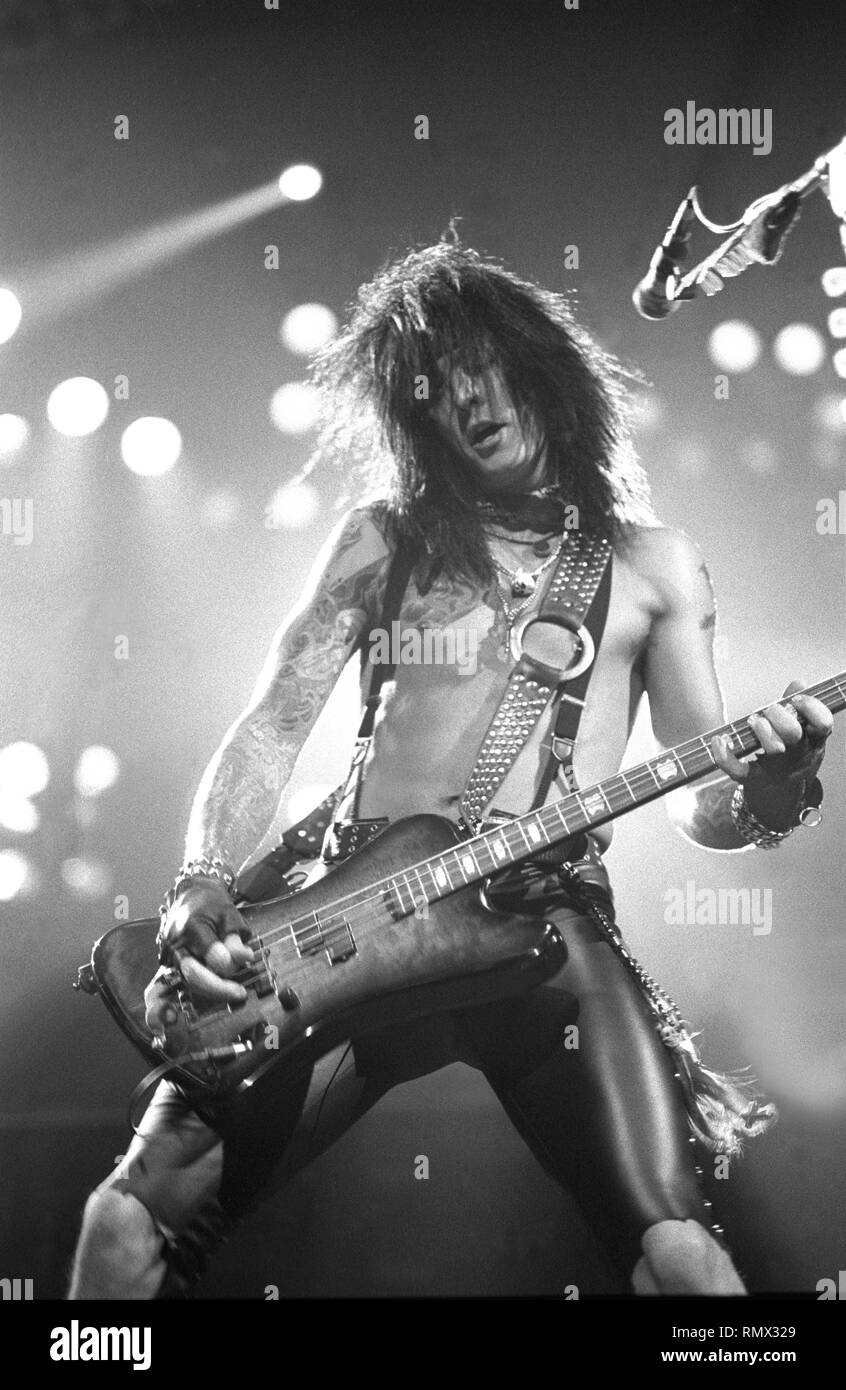 Le bassiste Nikki Sixx est montré sur scène pendant un concert 'live' apparence avec Motley Crue. Banque D'Images