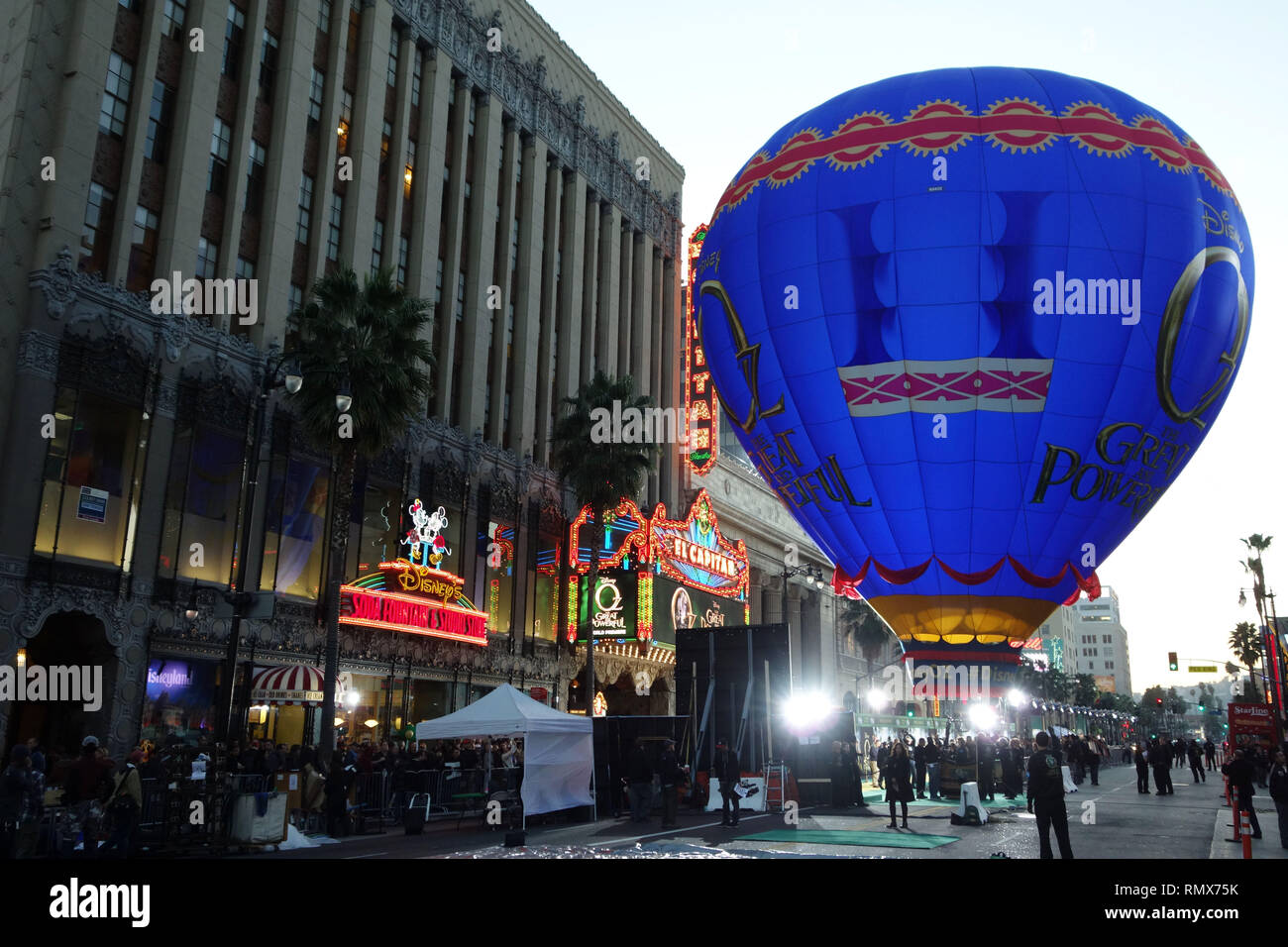À l'atmosphère -083 Oz grande et puissante première au El Capitan Theatre de Los Angeles.Atmosphère -083 événement dans la vie d'Hollywood, Californie - Tapis rouge et en backstage, cinéma, télévision, célébrités, célébrités de la musique, Topix Bestof, Arts, Culture et loisirs, photographie, tsuni@Gamma-USA.com , Tsuni enquête de crédit / USA, usure par des gens sur l'accessoire événement. chaussures, bijoux, bague, boucles, sac et autres. Ambiance de 2013 Banque D'Images