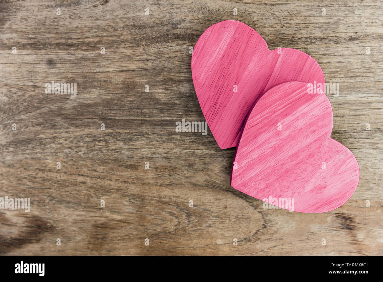 Coeur en bois peinture rose symbole d'amour sur la table de bois avec l'exemplaire de l'espace. Banque D'Images