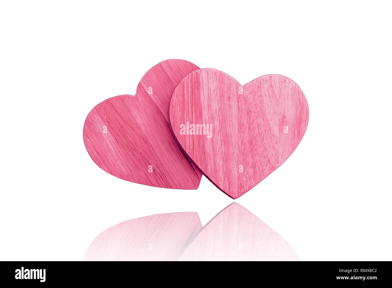 Couple coeur rose en bois isolé sur fond blanc avec chemin de détourage. Banque D'Images