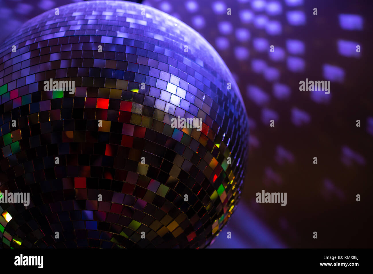 Disco ball boule de verre reflètent la lumière dans la partie background colorful dancing night-club. Banque D'Images