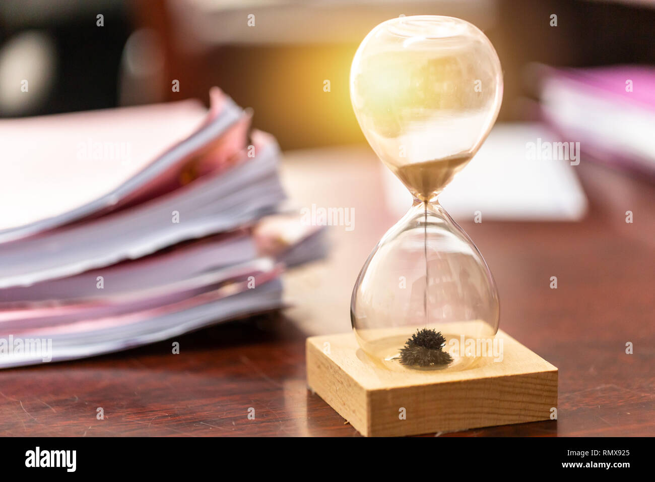 Emploi entreprise travaillant avec le temps restant pour hourglass concept de travail. Banque D'Images