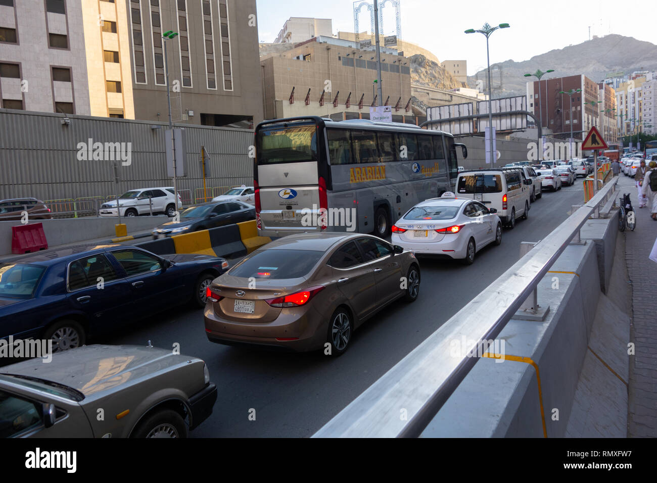 La Mecque, Arabie saoudite-circa 2014 : bus et voitures pris dans un embouteillage à La Mecque, l'Arabie Saoudite. Banque D'Images