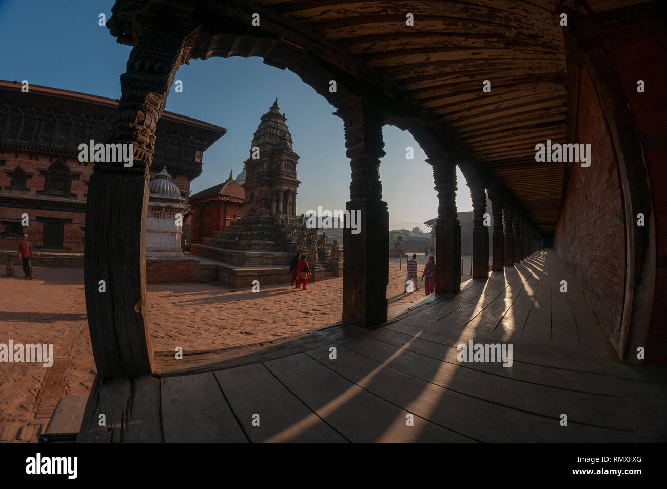 BHAKTAPUR, Katmandou, Népal-circa 2013 : marche népalaise non identifiés par un ancien temple dans Bhaktapur temple complexe dans Bhaktapur, Népal. Banque D'Images