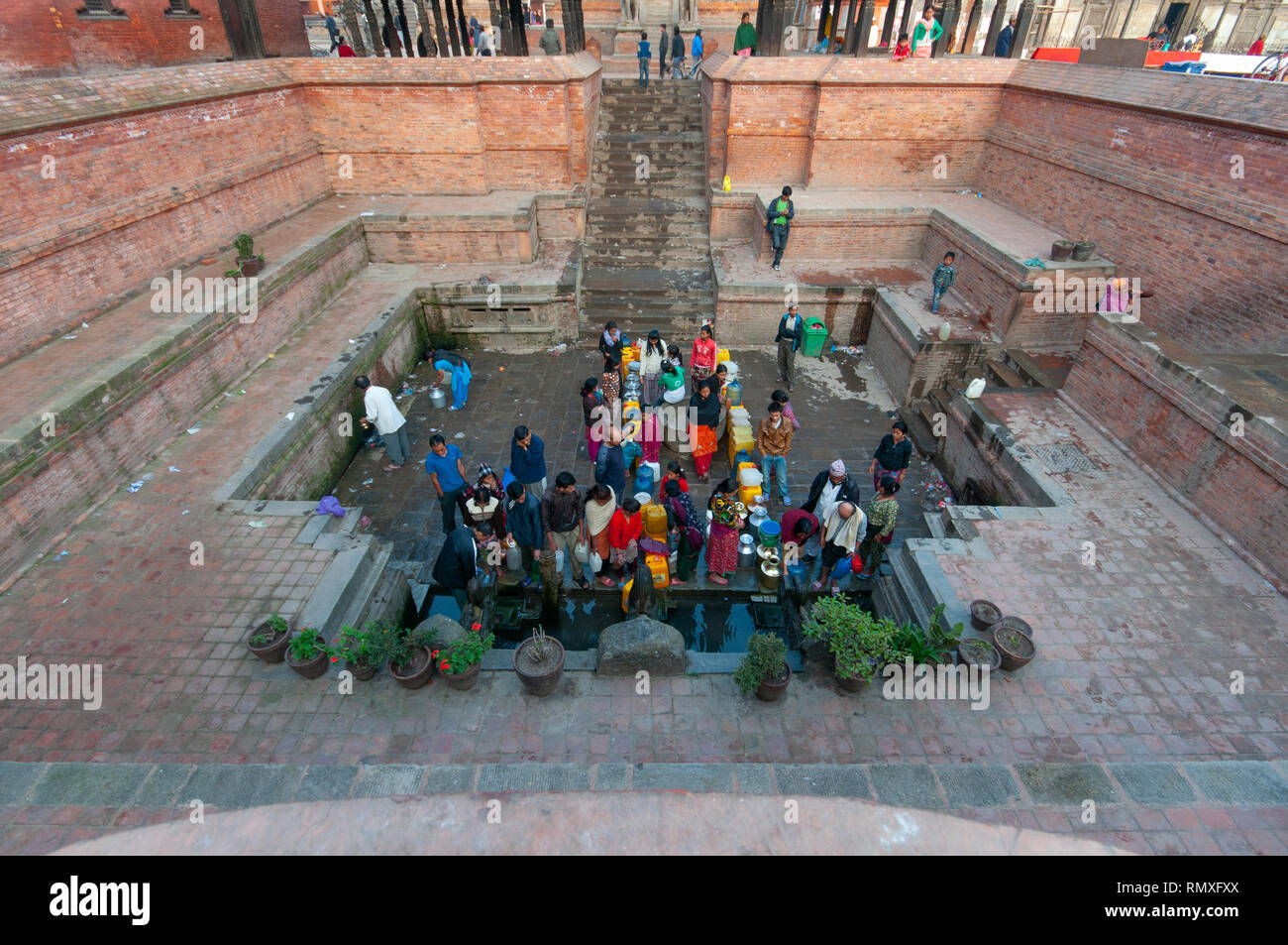 SQUARE PATAN, Katmandou, Népal-circa 2013 non identifié : l'eau douce à recueillir des Népalais à proximité d'un temple à Patan Square, Katmandou, Népal. Banque D'Images