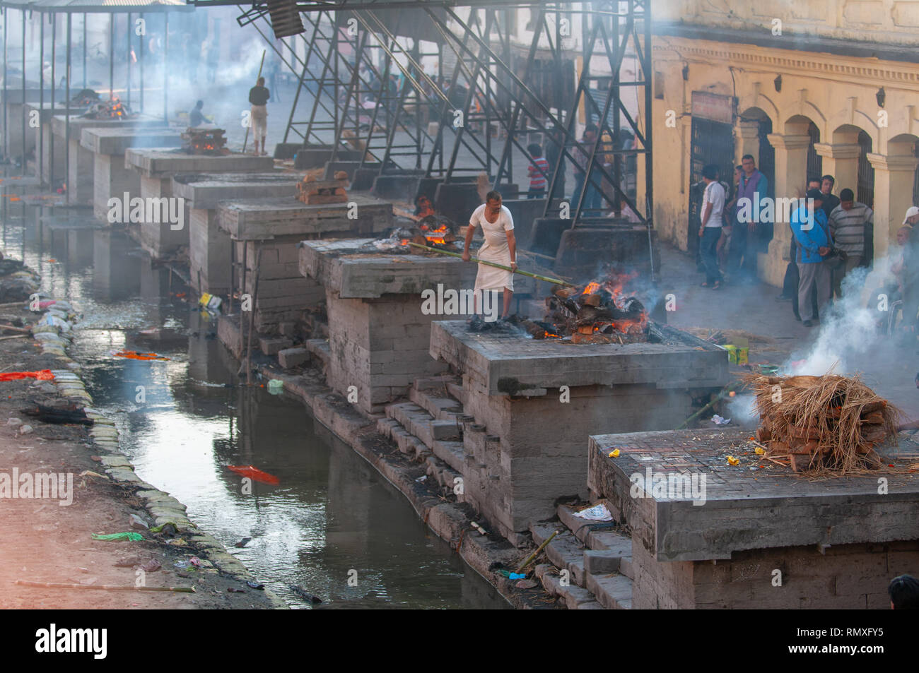 PASHUPATINATH, Katmandou, Népal-circa 2013 : processus de crémation hindou en cours à un temple de Pashupatinath, Népal. Banque D'Images