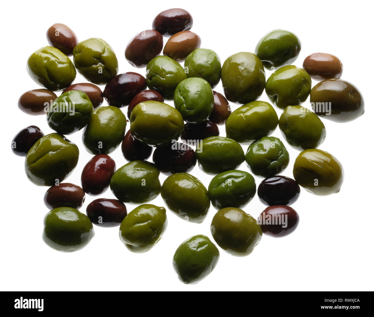 Un groupe de différents types d'olives. Adapté pour une découpe. Banque D'Images