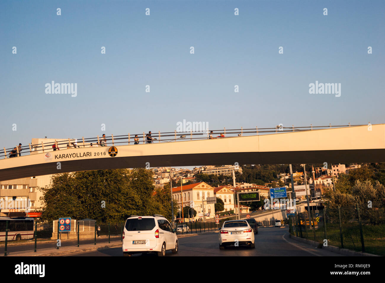 Izmir, Turquie - 8 août 2018 : Passerelle, route et certains 1900-1910 avant le tunnel à Izmir Konak. Banque D'Images