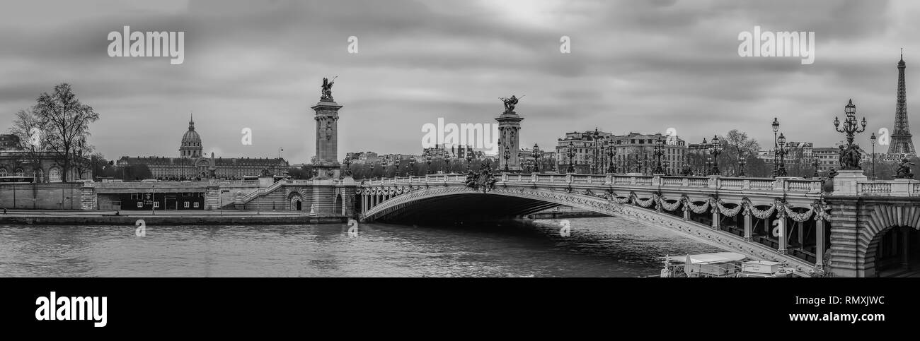 Moody cityscape panorama avec le Pont Alexandre III pont, rivière Seine et tour Eiffel à Paris, France le traitement en noir et blanc Banque D'Images