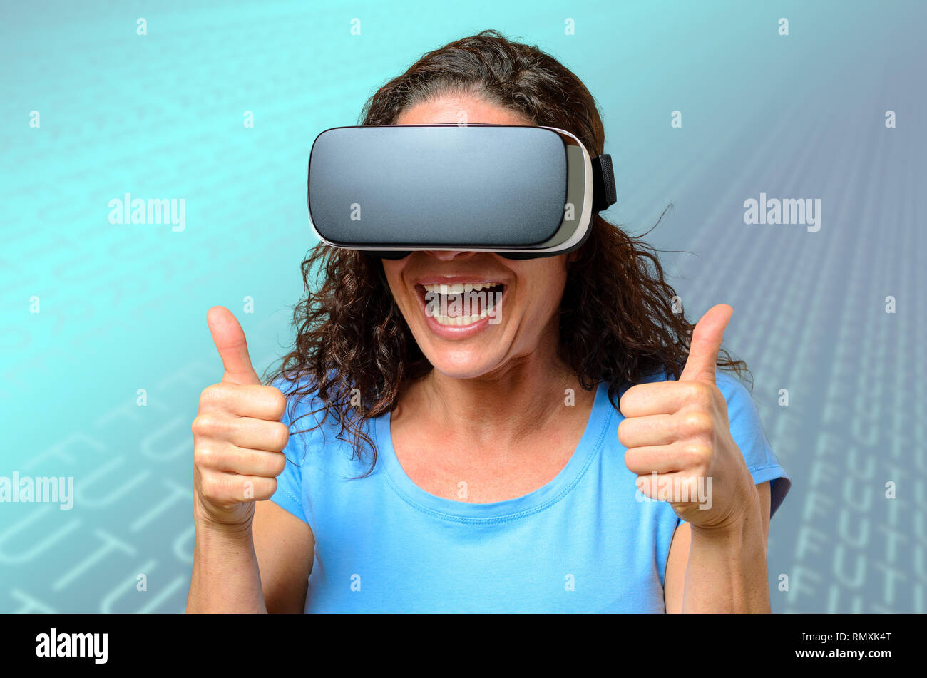 Femme portant une paire de lunettes de réalité virtuelle de rire et de donner un pouce levé de plaisir et d'approbation Banque D'Images