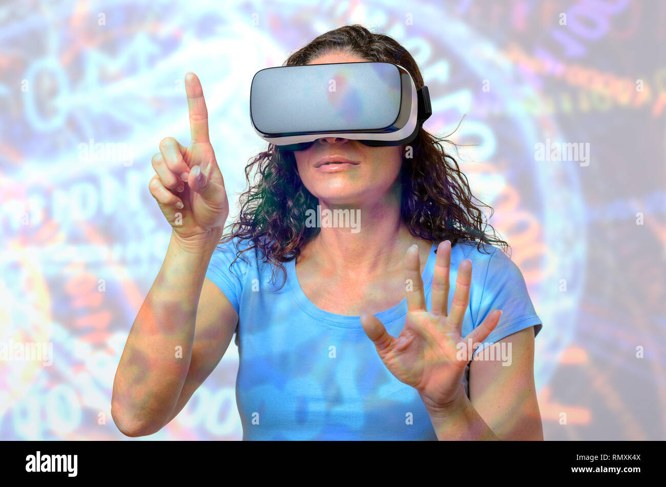 La femme en bleu t-shirt en utilisant l'interface VR en 3D avec des lunettes, en pointant son index sur le bouton invisible. La moitié avant du portrait en pied à l'abstrac Banque D'Images