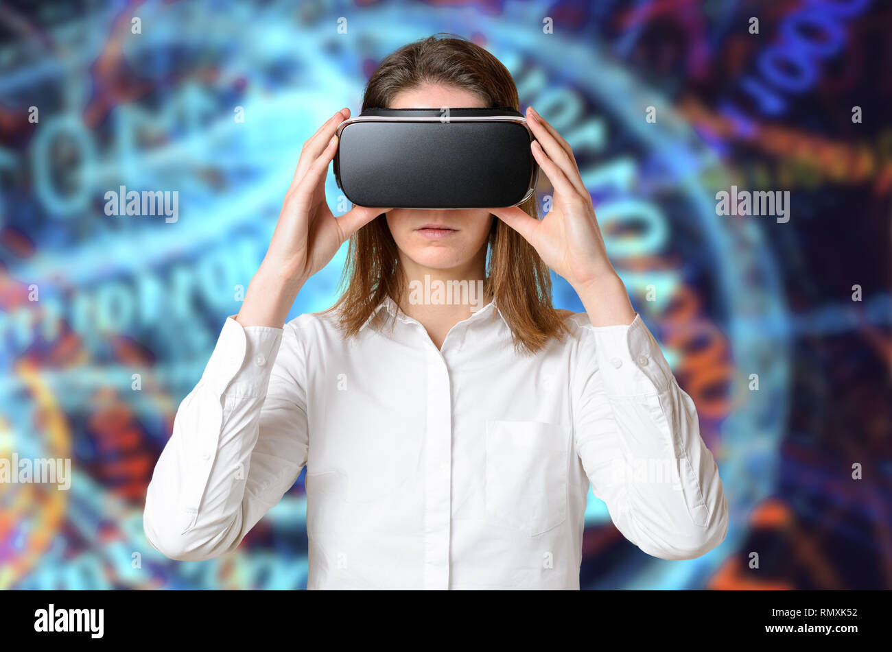 Jeune femme en blanc T-shirt touchant des lunettes 3D sur sa tête. En utilisant la réalité virtuelle contre concept abstrait arrière-plan lumineux numérique. La moitié avant-le Banque D'Images