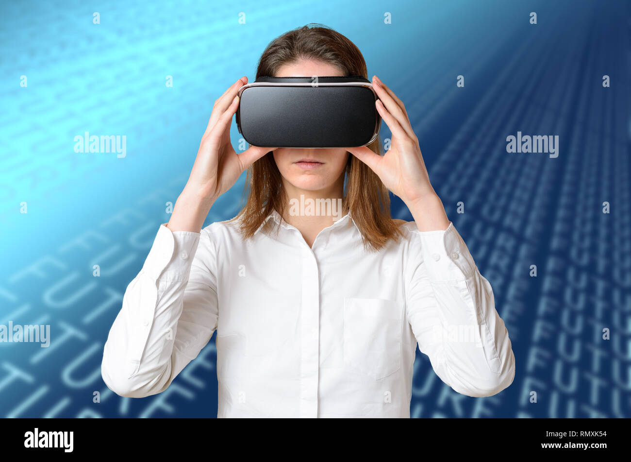 Jeune femme en chemise blanche réglage de lunettes 3D sur sa tête, la tenue de l'appareil noir avec les deux mains, faire l'expérience de la réalité virtuelle. Avant por mi-longueur Banque D'Images