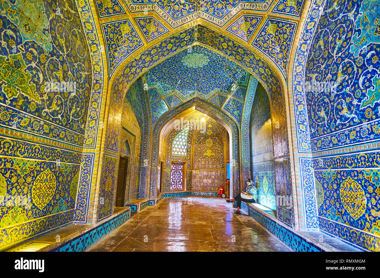 ISFAHAN, IRAN - le 21 octobre 2017 : l'étroit vestibule richement décoré de cheikh Lotfollah mosquée, décorées de carrelage persan disponible dans Banque D'Images