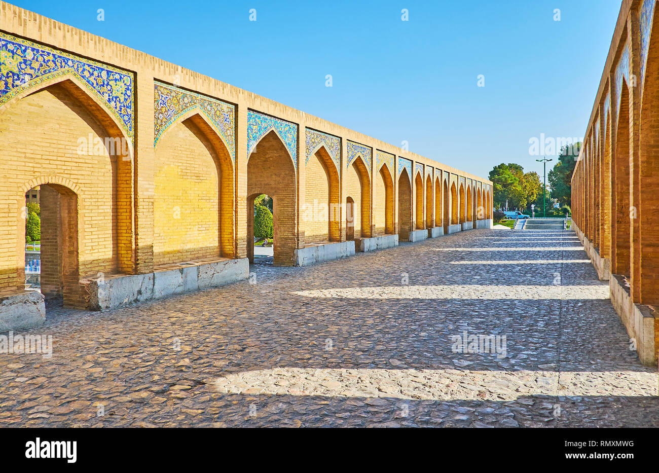 À pied du pont Khaju piétonne - le notable de la ville et l'un des ponts historiques à travers la rivière Zayanderud, Isfahan, Iran. Banque D'Images